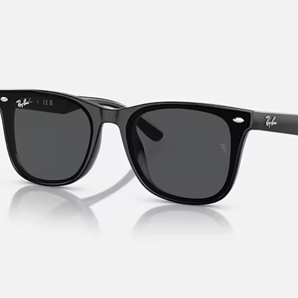 BRAND NEW WITH TAGS AND CASE Ray-Ban Classic Black Wayfarer Sunglasses - Picture 1 of 16
